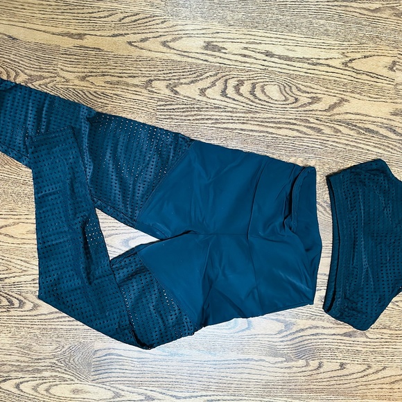 Onzie, Size S/M perforated leggings and matching bra - Picture 1 of 3